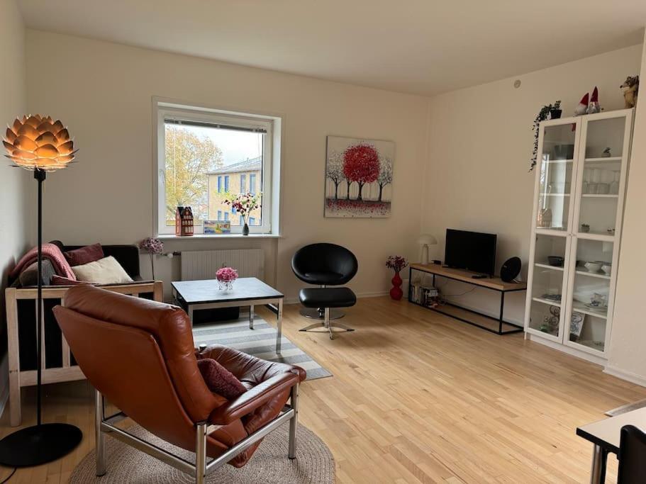 Stor Og Lys Lejlighed I Hjertet Af Holstebro Buitenkant foto
